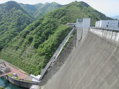 宮ヶ瀬ダムは平成12年に完成した比較的新しいダムです
堤高は156mあって日本で6番目の高さです