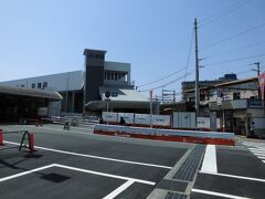 膳所（ぜぜ）駅


該駅は、明治１３年（１８８０年）７月１５日開業である。
即ち、大谷-濱大津間開通に伴い設置された。
該駅は、開業当初は馬場（ばば）と称したが、現地名は ばんばが正当である。
その後、明治２２年（１８８９年）７月１日附で、馬場-長岡（現 近江長岡）間が開通した。
大正２年（１９１３年）６月１日には大津（おおつ）Ⅱに再改称されたが、大正１０年（１９２１年）８月１日附で新逢坂山隧道経由の新線開通に伴い、再度、馬場に改名し、且つ、該時点に於いて該駅は貨物取扱専用駅になった。
然し、開業以来４２年に亘る「旅客扱が廃止された事で地元は既成特権を喪失したが、旅客扱復活請願を再三に亘り行使したことが実り、昭和９年（１９３４年）９月１５日附で旅客扱が復活し、同時に駅名も旧藩名に因んだ膳所に再々々改称された。
http://www.jr-odekake.net/eki/premises.php?id=0610113