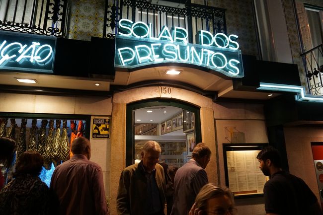 SOLAR DOS PRESUNTOS<br />宿泊したホテルの横の道を行くとありました。1－2分位です。ケーブルカーの横にあります。このレストランはインターネットで予約出来ませんでした。予約なしでしたが、店に入ると、入り口の二人席が空いていて座ることが出来ました。<br />食事中に沢山のお客が来ましたが、予約してない人達はことごとく断ってました。ほとんど客は二人以上でしたので、さらに席が無かったと思います。私達の後ろの<br />席には、韓国人の二人が居ました。その横の二人席には東洋人が居て、帰り際に明日も来るからと言い残して行きました。