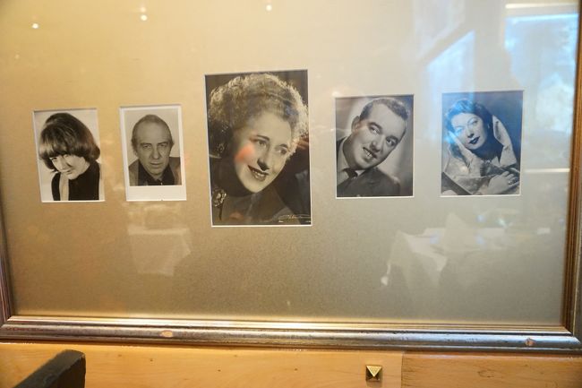 有名人の写真でしょうね。でも白黒写真ですので、かなり昔の映画スターでしょうか？