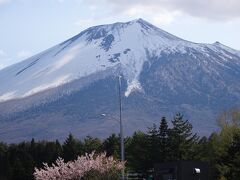 岩木山ＳＡより見る岩手山