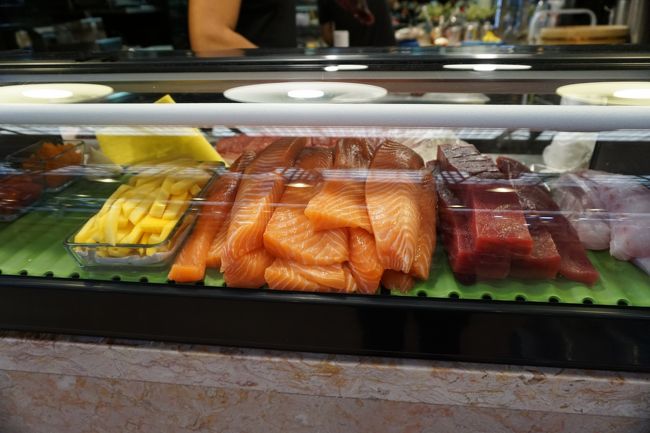 やはり　寿司屋さんがあります。