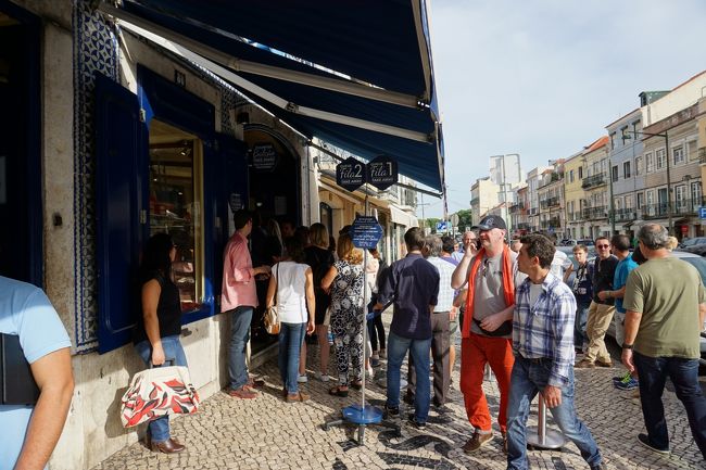 Pasteis de Belemにやって来ました。<br />ポルトガルで一番美味しいエッグタルト（ナタ）のお店との評判ですので、店の前には沢山のお客さんが並んでました。