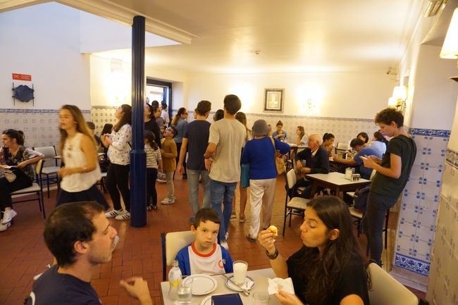 店の中は満員。