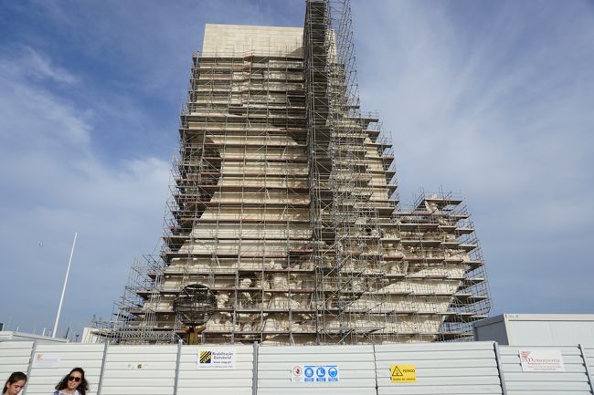 発見のモニュメントは残念ながら工事中。