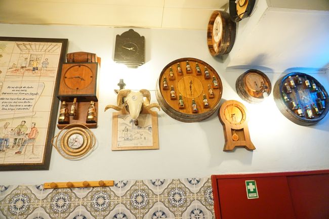 夜はホテルに近いバイシャ地区で探します。<br />店の壁は時計だらけ。<br />良く時間を見て、早くお帰りなさいという事でしょうか。