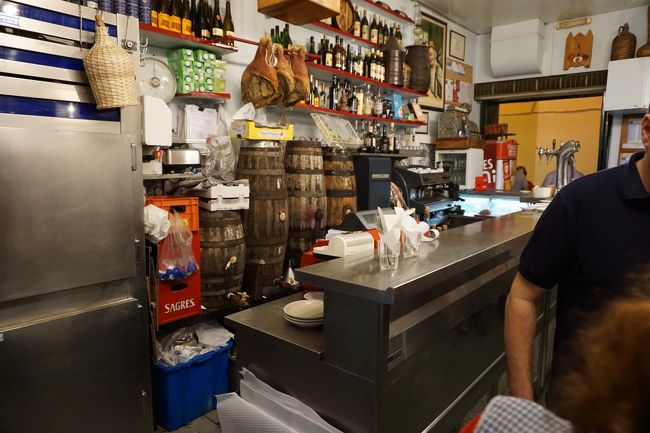 カンターの後ろにあるのは、ワイン樽でしょうか。