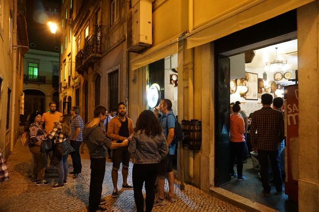 店の前では、お客さんが席の空くのを待っています。