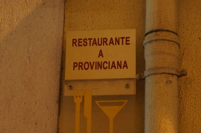 レストランの名前です。<br /><br />A PROVINCIANA<br /><br />プロビンスから地方とかを連想しますので、インターネットで検索すると田舎者などが出て来ました。大都会の片隅で開いている庶民の為の食堂という感じですかね。