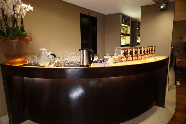 カンターに水とポットのお湯が置かれています。お茶か紅茶が楽しめます。