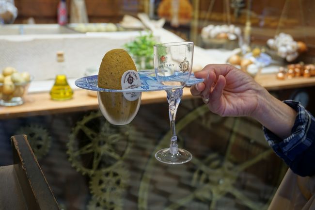 ワインと卵型のお菓子とセットですが、日中にワインは飲めないので注文しませんでした。