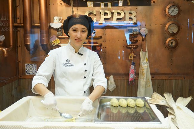 卵型の揚げパンの様です。