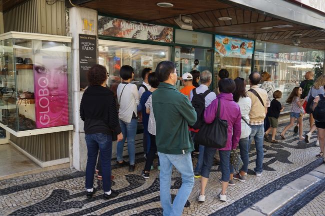 レストランの前で台湾か中国の団体がメニューを覗いてます。