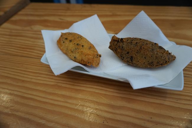 またぞろリベイラ市場へ。<br />コロッケみたいな物を注文。<br />二人で半分半分しました。