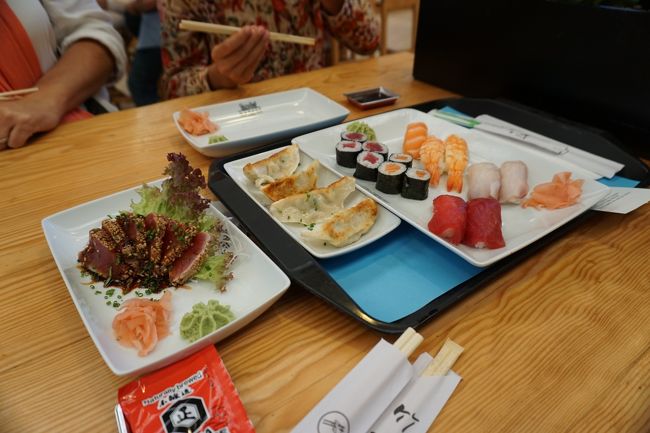 テーブルの隣の人が、お寿司と刺身を食べてました。写真を撮らせて頂きました。