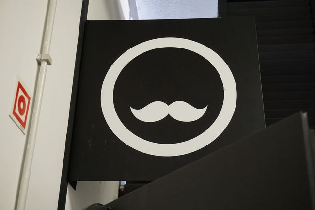 市場のトイレの表示。なかなかオシャレ。