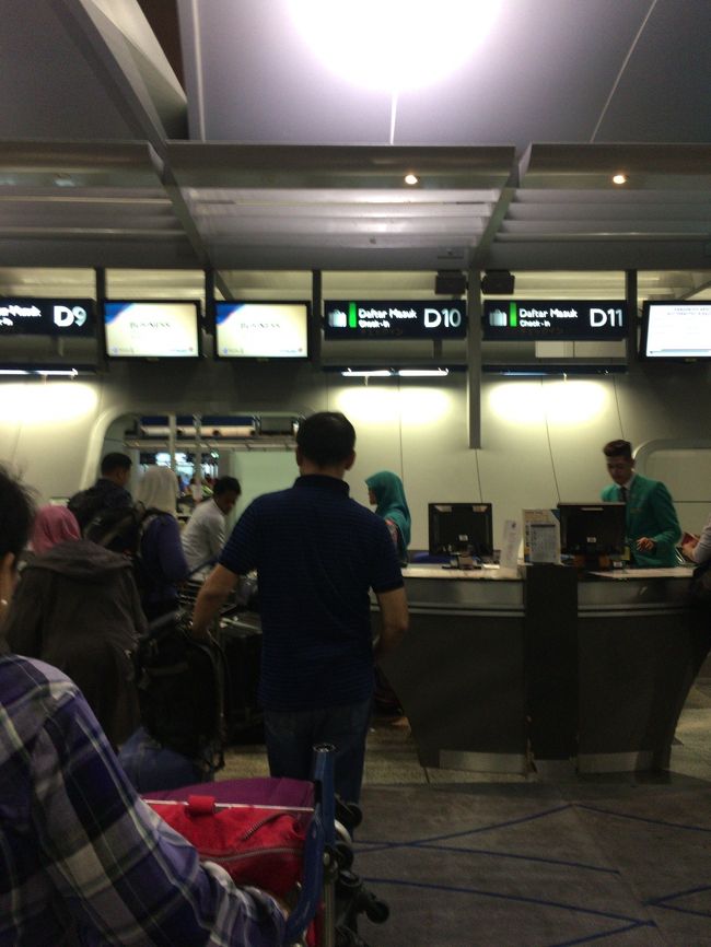 やっぱりあるよなぁ<br />ここに入る前に自動チェックインしてラッゲージタグも発行しちゃたけど。