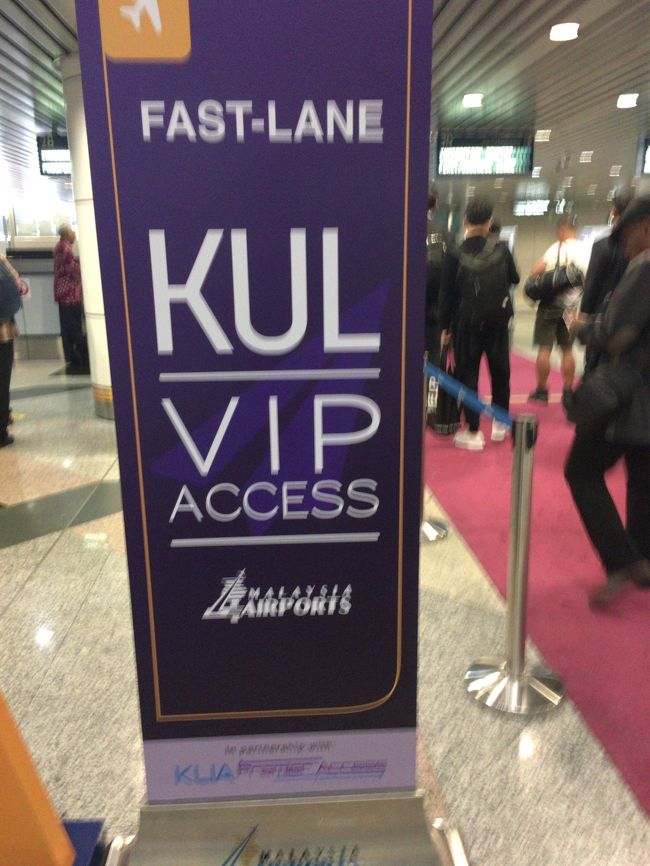 朝方なので優先レーンも混んでます