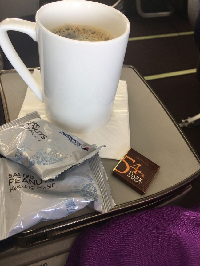 コーヒー頼んだらＢｅｒｙｌｓのチョコが出てきました。さすがＭＨ