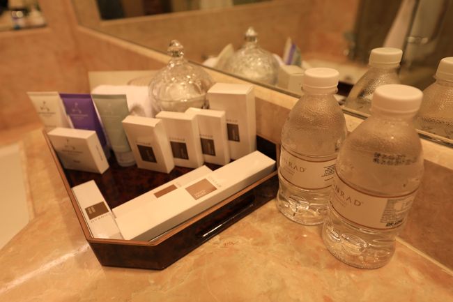 さすがのコンラッド。アメニティ類は充実しています。部屋にいるとリネン類も含めて頻繁に補充しに来ますし。