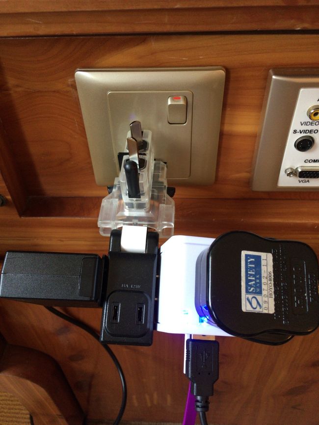 設備系は古くて貧弱。今時のＵＳＢやＨＤＭＩ端子もありません。寝床にコンセントも無いし、デスクにコンセント無いのはどーかと。インタコＳＩＮも以前はそうだったかな。