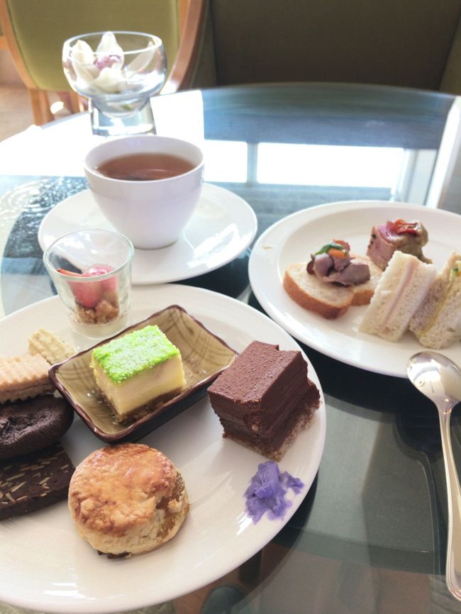 ハイティタイム。なかなか美味しいかも。種類も結構ありどんどん提供されます。但し、飲み物含め全てセルフとなります（片付けはやってくれますが）