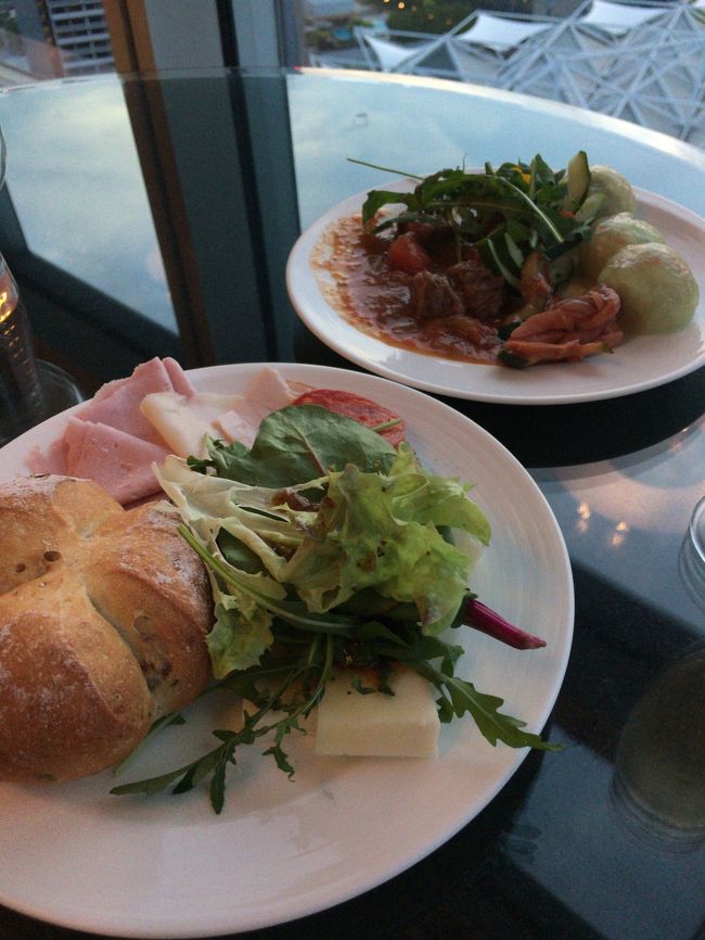 ミールもなかなか美味。チーズも割と充実しています。このあとお酒に酔って部屋で寝てしまいました。