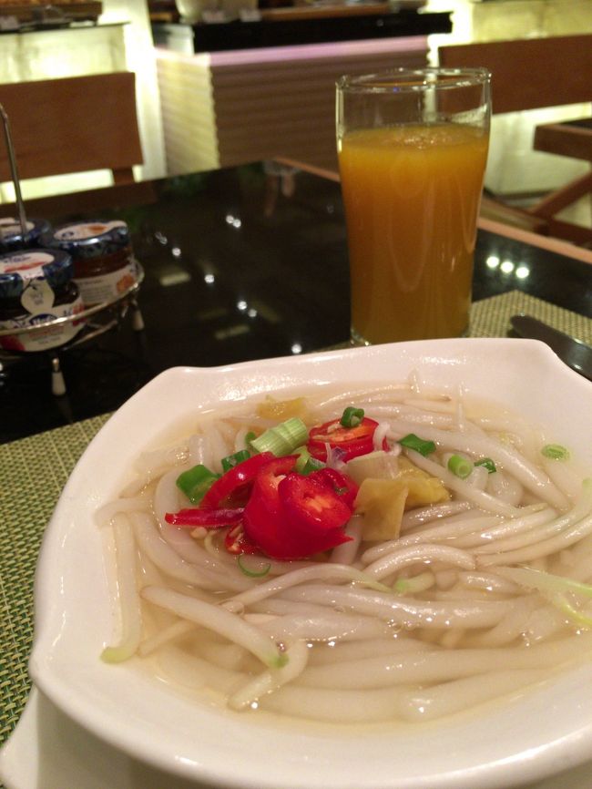 ホットミールは卵焼きとヌードル。こっちはコーヒーとかサーブしてくれますね。