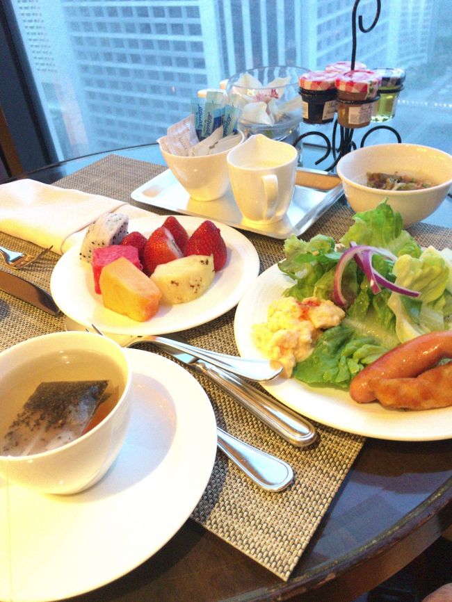 ラウンジ側にも行ってみました（汗<br /><br />内容はほぼ同じですがバリエーションが少ないです。みんな１Ｆへ行くのかガラガラでした。