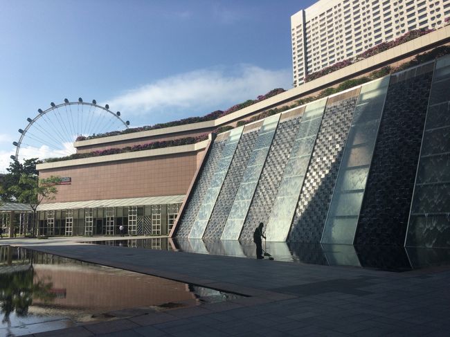 買い物に出かけます。プロムナード駅まで歩きます。目を惹く新しい建物が多いですね。