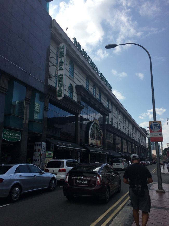 ファーラーパークまで来てムスタファに行きます。新館？の方に初めて行ってみました。中はいつも行くあっち側とデジャブじゃねーかってくらいコピーな造りになってますね。<br /><br />ちなみに買いに来たのは頼まれてた７Ｄのドライマンゴー。ＳＵＮＴＥＣのジャイアントで先々回くらいに２００ｇ４．５ドルを見つけたのですが、昨日行ってみたところ７Ｄ自体扱いしなくなったようで、ドライマンゴーコーナーに全く見当たらず。でも、ムスタファ側も売り切れてました。