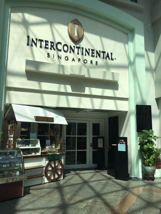 インタコＳＩＮを通ってラッフルズ方面へ。サニーヒルズでパイナップルケーキを買おうかと思いましたが、ラッフルズホテル全体が工事中で１Ｆのストア以外入れず。そういえば先回来た時工事始まるとか言ってたかも。<br /><br /><br />調べたらオーチャードにあったんですね。