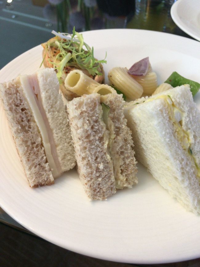 帰って来て４時前にチェックアウト。そのままハイティに突入。