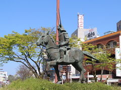 彦根駅前のロータリーに初代彦根藩主・井伊直政公の騎馬像が立っています