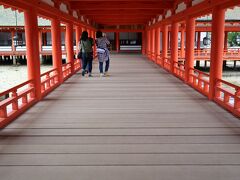 いよいよ厳島神社へ。
観光客がいない朝一番で行こう！と意気込んでいましたが、前日の大雨でテンションもやる気も下がり、のんびり朝食を食べてから行ってきました。