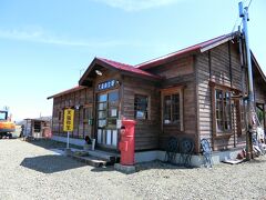 昼食は「天塩弥生駅」で。
旧国鉄深名線の天塩弥生駅跡に再建された、旅人宿＆田舎食堂です。