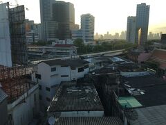 おはようございます、issiです。５時起床。本日のホテルの部屋からの外の景色です。