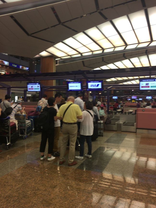 開いてるのはＥａｒｌｙチェックインのみ。激混みです