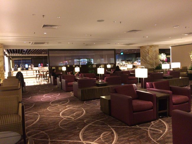 ガラガラですね。ビジネス側とは段違いで余裕ある雰囲気。