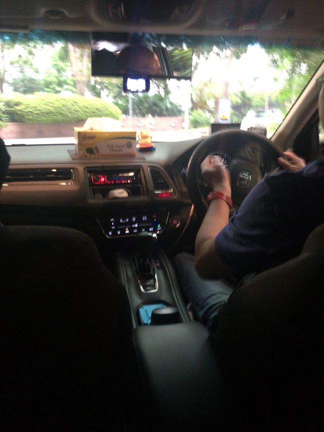 さて、そろそろ空港に向かおうかなってことでＵＢＥＲです。ちなみに荷物はエグゼクティブラウンジで預けて１Ｆロビーでピックしますので重いのを運ぶ必要が無くて良かった。