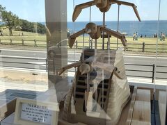 葦毛崎展望台を後にし、種差（たねさし）海岸にやってきました！
海岸のそばには昭和の時代から営業していそうな食堂や、ウッディで新しいインフォメーションセンターがあります。

木でできたウミネコさんは1時間ごとに仕掛けが動くようです。