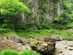 【鬼八の力石】
重さ200t
高千穂峡一帯で悪行を働いていた鬼八が退治に来た三毛入野命に力自慢のために投げたとされる石