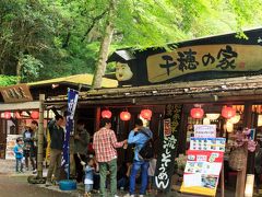 散策路が終わった後はバスで駐車場まで戻ります。
雨が降っていたためかバス待ちの人多し・・・
直ぐに発車するバスには、とても乗り込めないほどの人・・。