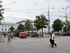 今日はザルツブルク中央駅から旧市街までバスで行こう！！

…と意気込んだ結果、逆方向のバスに乗ってしまいました（笑）運転手さんに『このまま乗ってて！』と言われ、逆方向の終点→ザルツブルク中央駅経由（戻ってきてしまった…）→旧市街にやっと到着。

ずいぶん遠回り。。