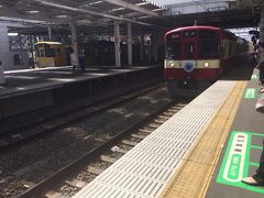 所沢に着きました。
ここから西武池袋線のある列車に乗ります。

待つ間に京浜急行とコラボした「レッドラッキートレイン」がやってきました。
9:35発 急行池袋行きです。

ちなみに京浜急行には、「イエローハッピートレイン」と仲間がいます。