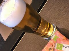 早めに羽田に着いたので、１９時発の博多行きの便を変更。他の便は混んでいたようですが、その便は、かなり空いていました。
まずは、ラウンジでビール。