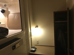 １泊目はカプセル。でも、机とかがあって、鍵はなけど、プライベートスペースが確保できるので嬉しい。
