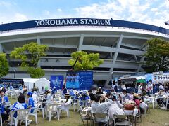 横浜スタジアム

この日はＤｅＮＡベイスターズの試合はないのですが
ユニフォームを着たファンがたくさん集まっていました。
スタジアムではコンサートが行われるようです。
