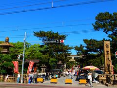 住吉大社へ、浜寺公園からガタゴトと走ること約30分。住吉さんは今日一日お祭りです。
人も多く集う一日。