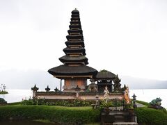 湖にある寺院
